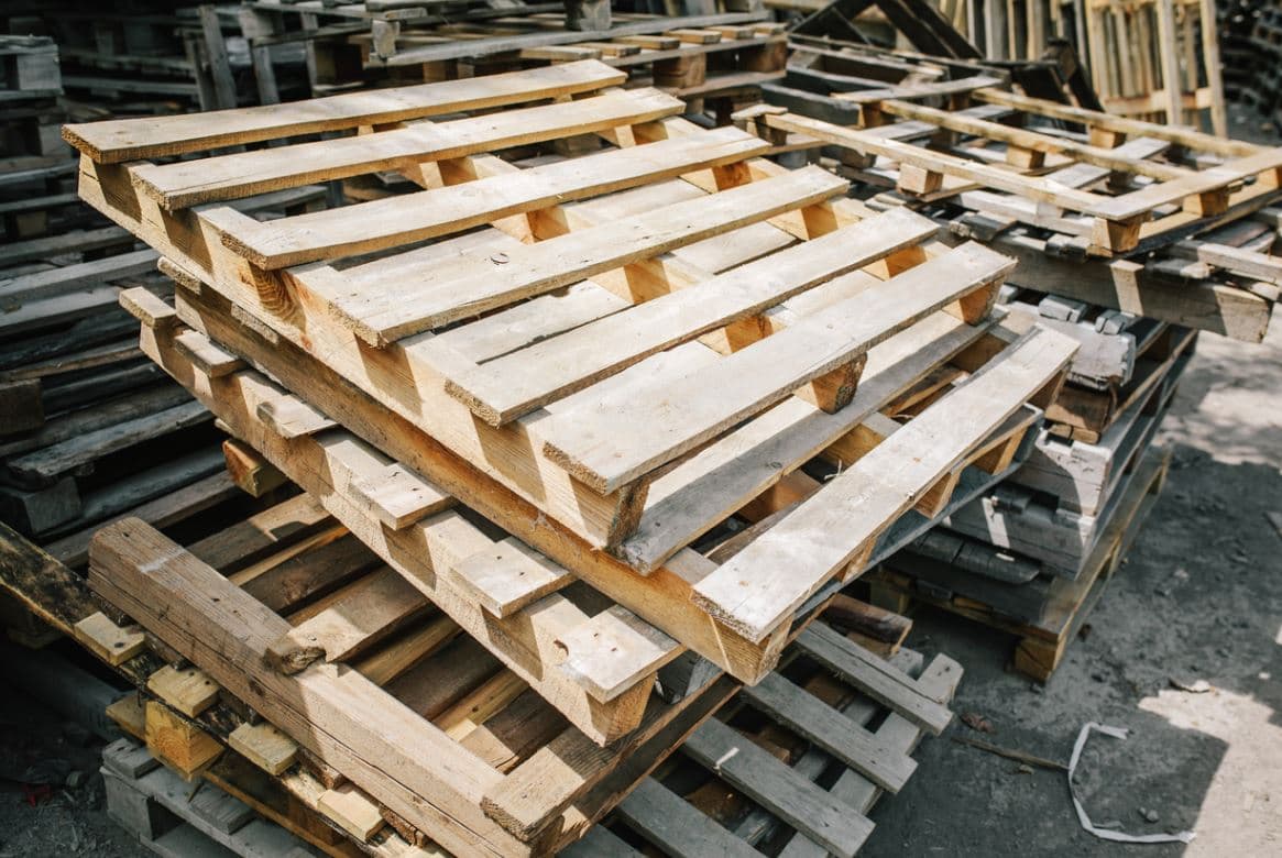 Transformez de banales palettes en banquettes, tables et jardinières