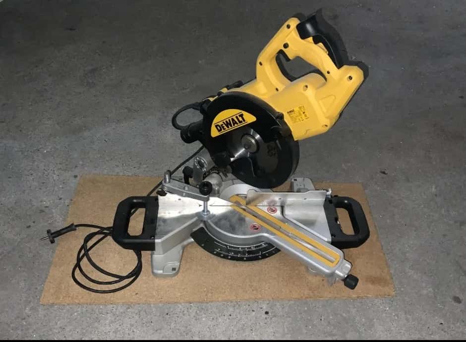Scie à onglet radiale Dewalt