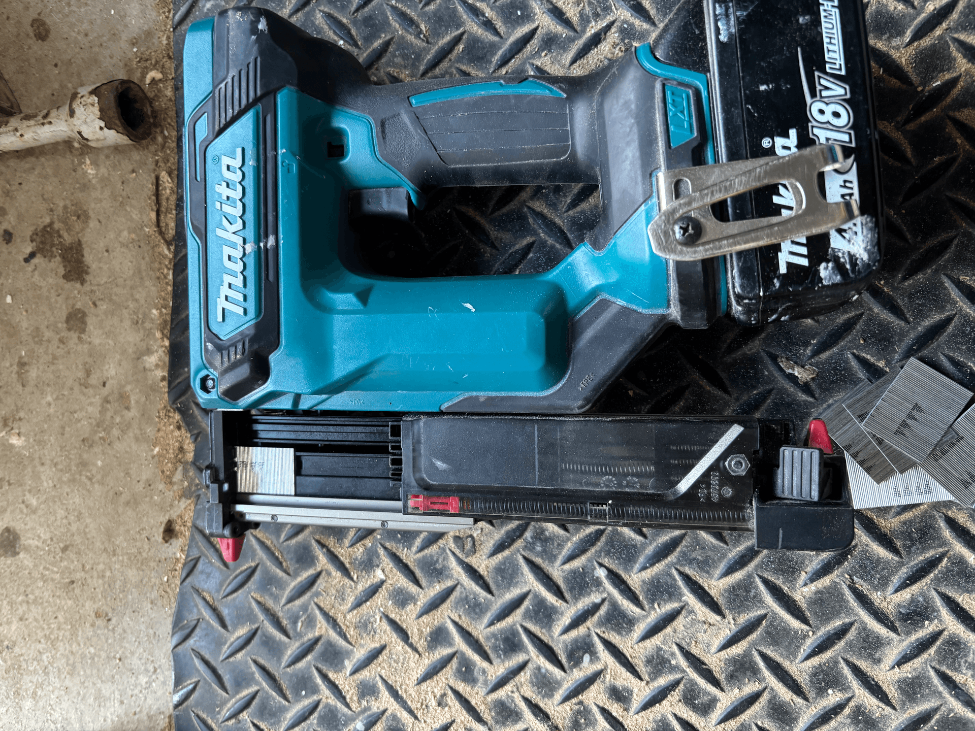 Cloueur de finitions