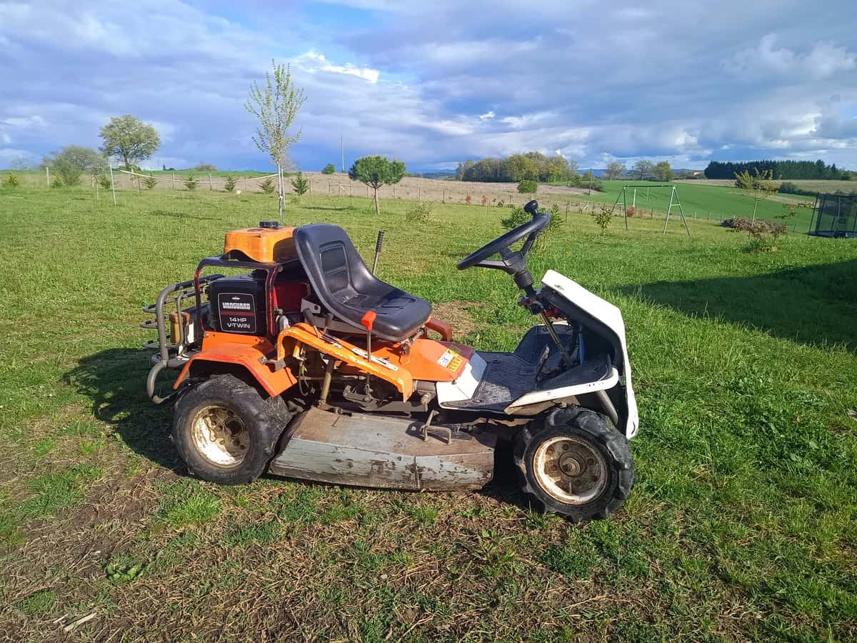Tracteur tondeuse débroussailleuse Orec à louer