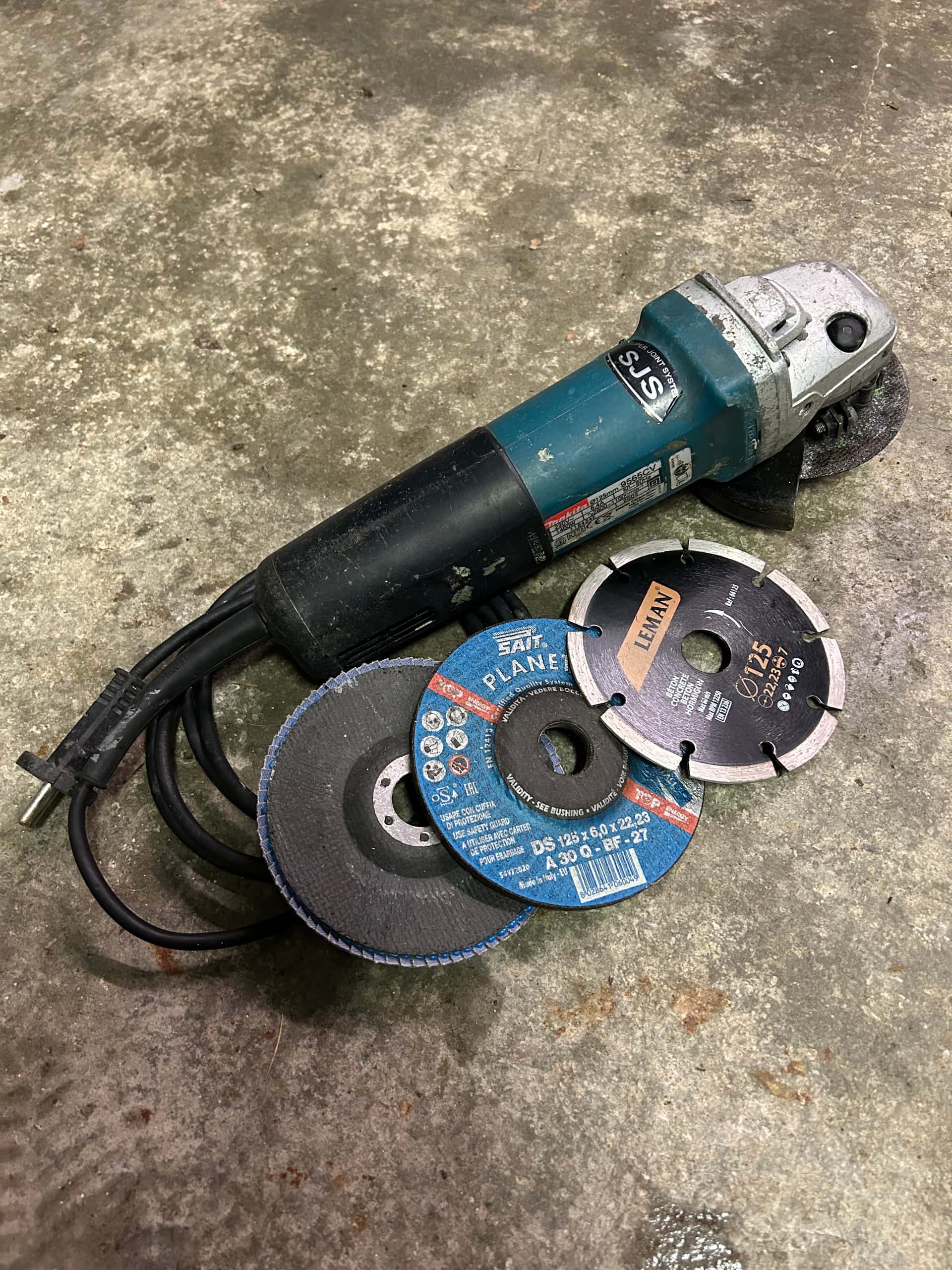 Loue meuleuse/disqueuse filaire Makita