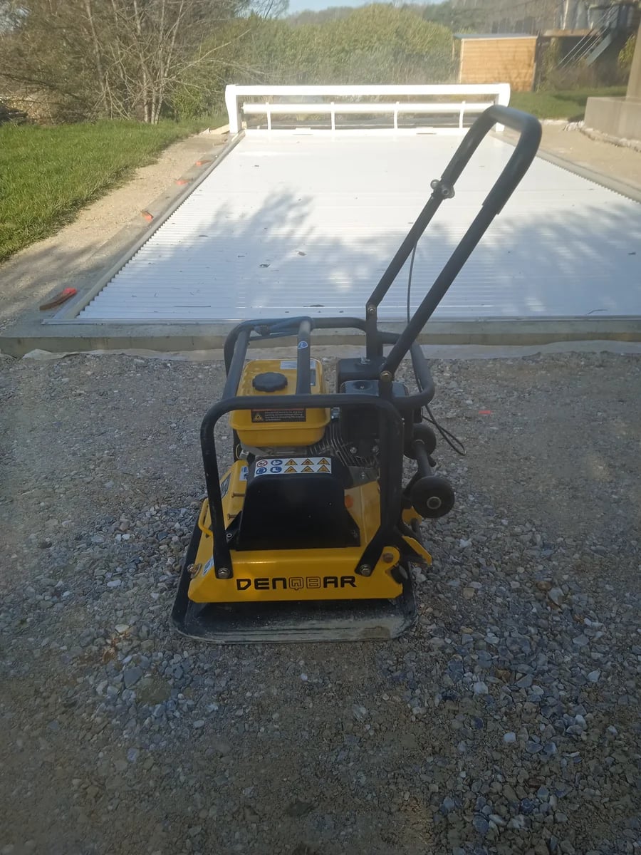 Plaque vibrante , dameuse , compacteuse.