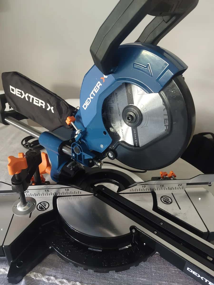 SCIE A ONGLET RADIALE UNIVERSELLE 216 MM DEXTER 1700W à louer