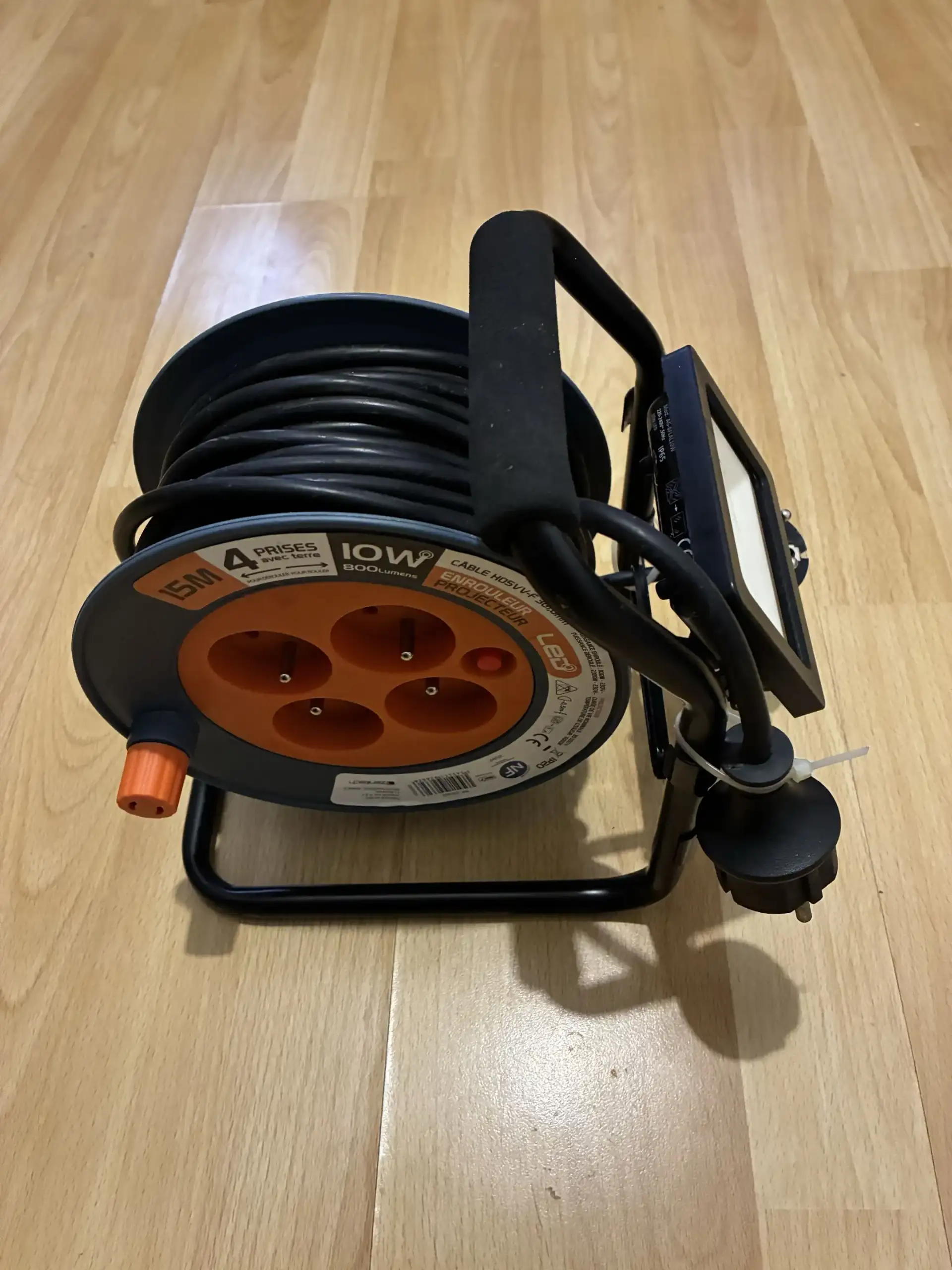 Location enrouleur électrique Zenitech 4x2P+T + projecteur LED 15m
