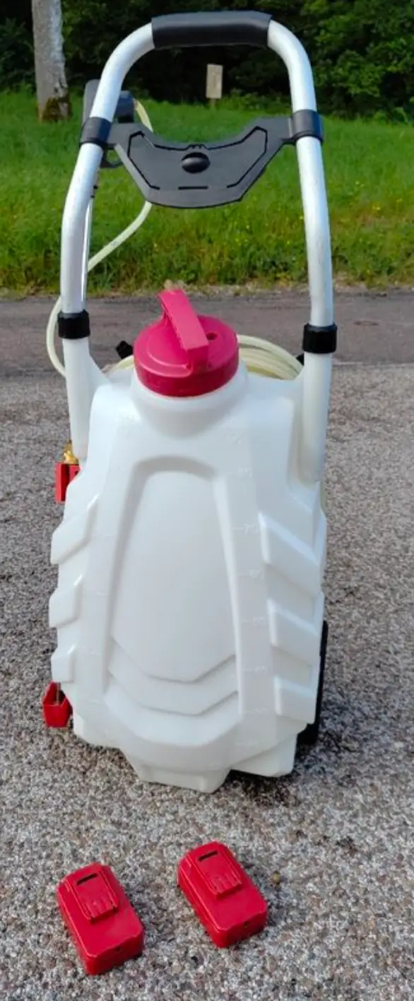 Location pulvérisateur toiture / façade / anti-mousse 30L – batterie – 13m
