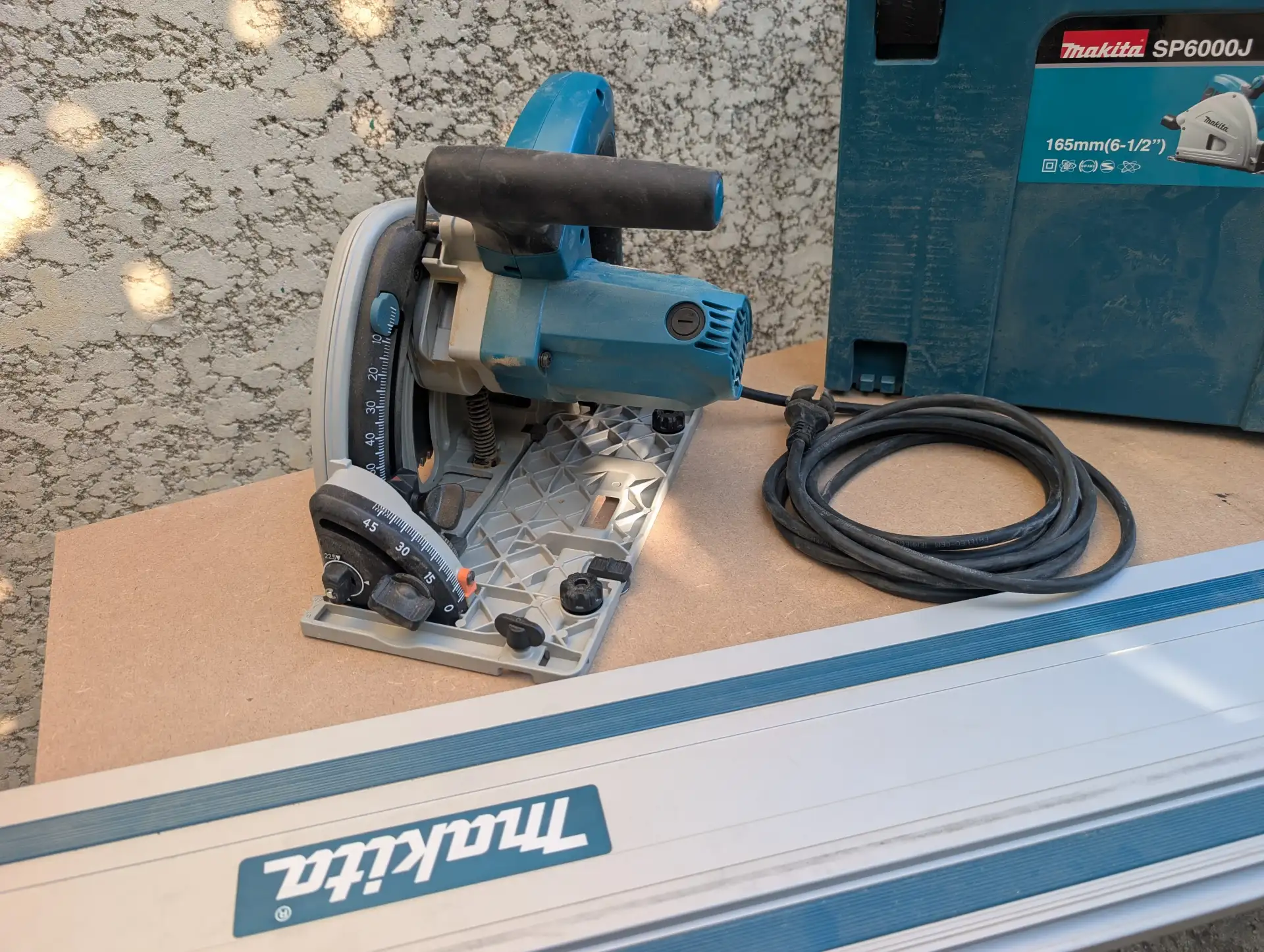 Scie circulaire plongeante Makita + rail de guidage 1,40 m