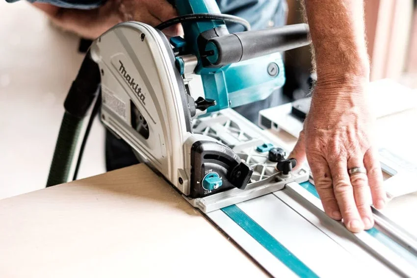 Scie plongeante Makita SP6000J avec rail