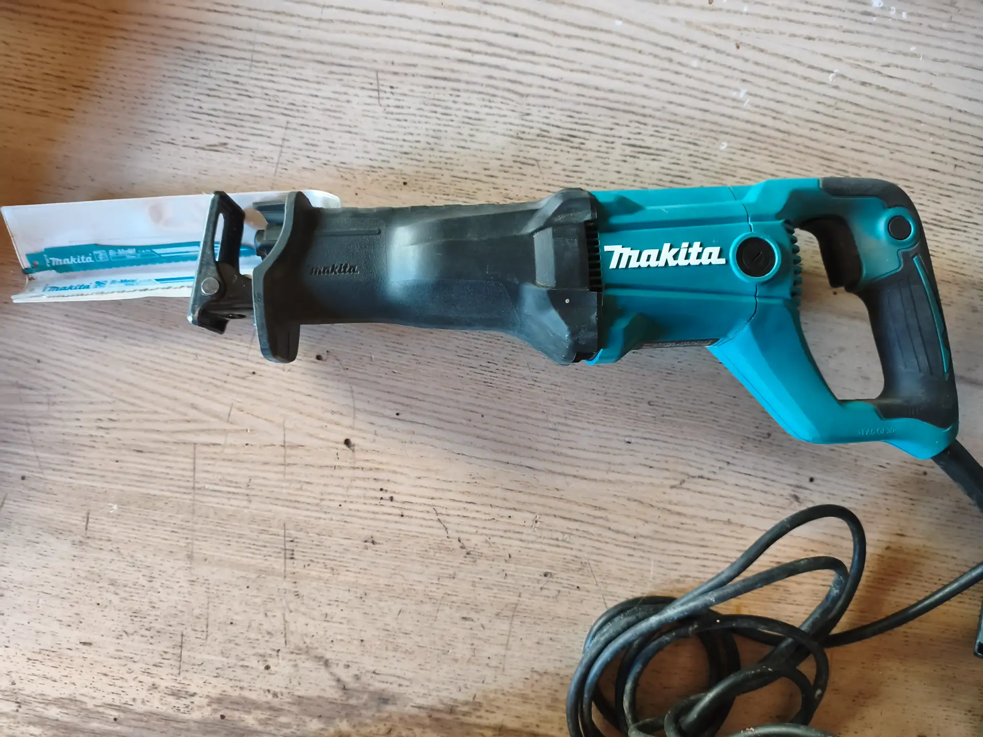 Scie sabre Makita JR3051T – 1 200 W, puissante et robuste