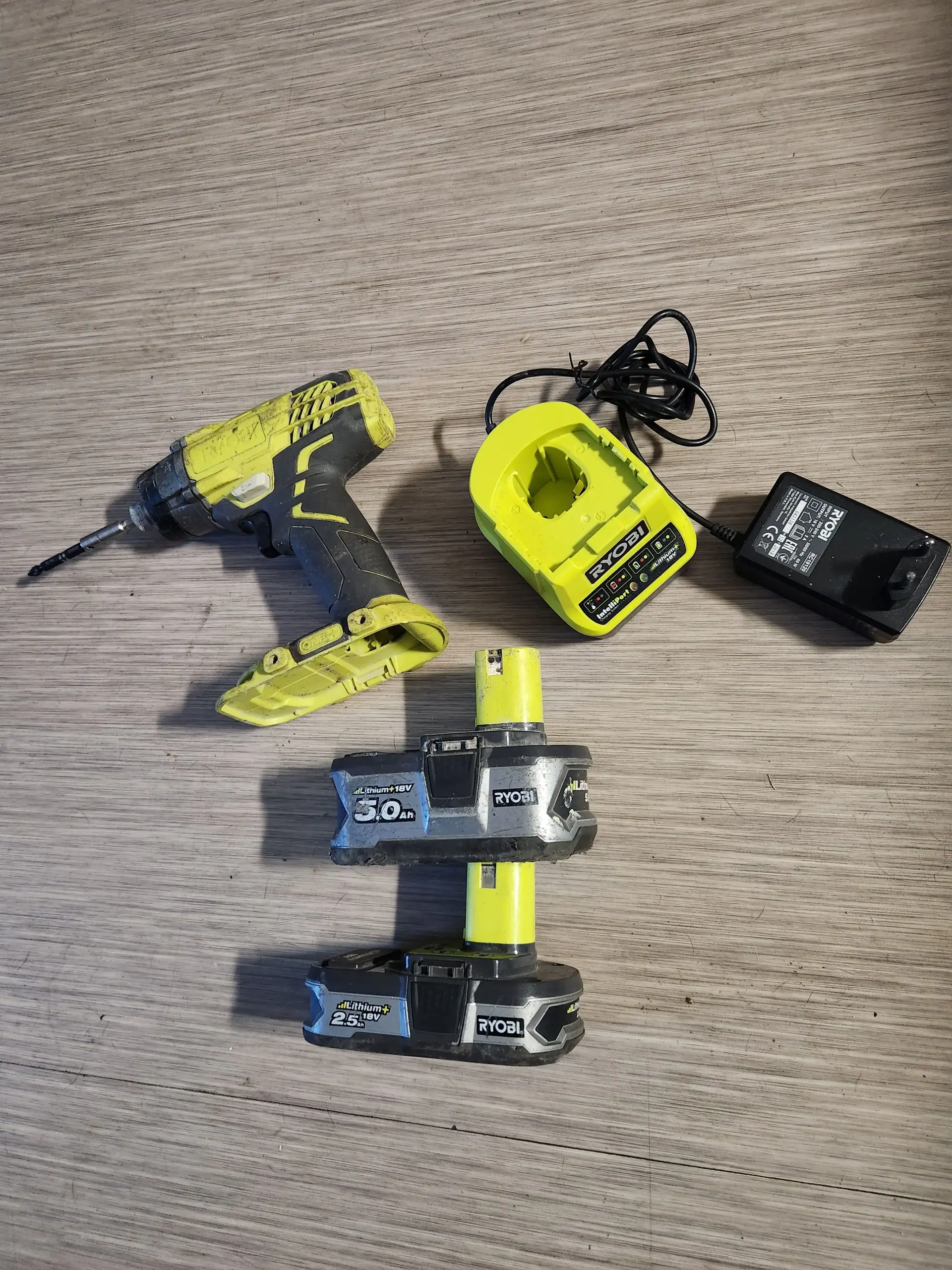 Visseuse Ryobi 18V avec chargeur et batteries